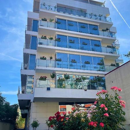 Marshal Garden Hotel Bukares Bagian luar foto The building of the Embassy of the Republic of Korea in Belgrade