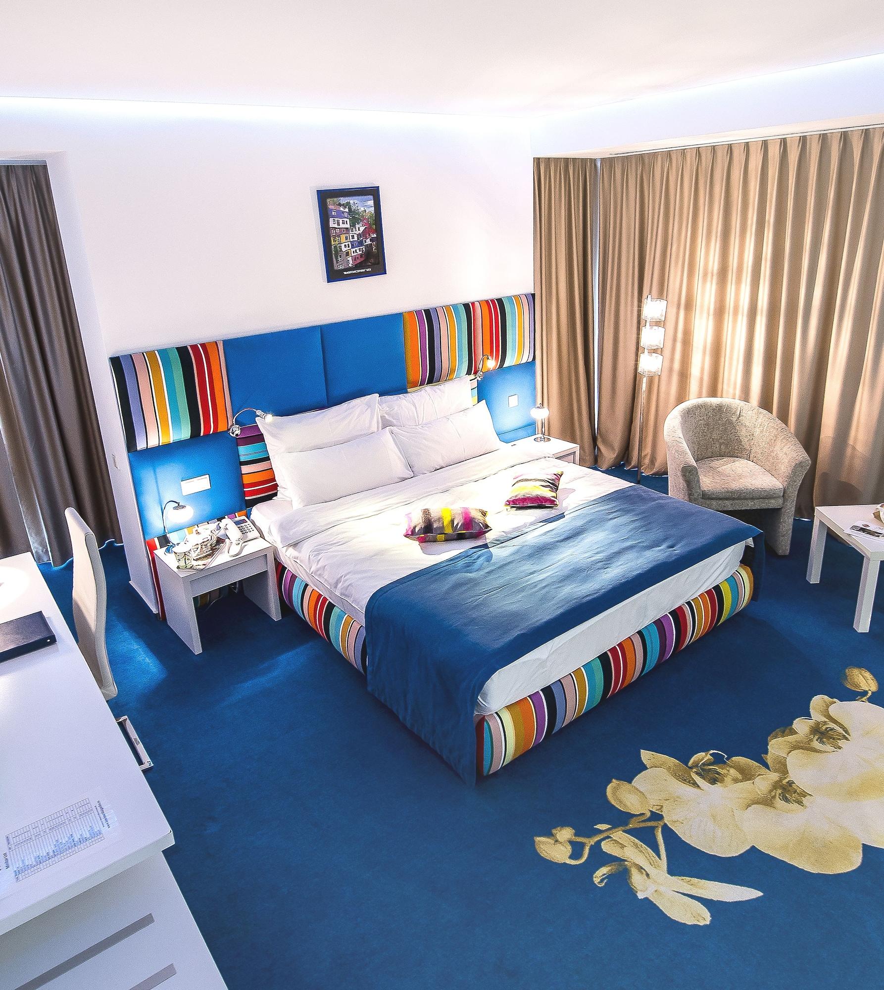 Marshal Garden Hotel Bukares Bagian luar foto A room at the hotel