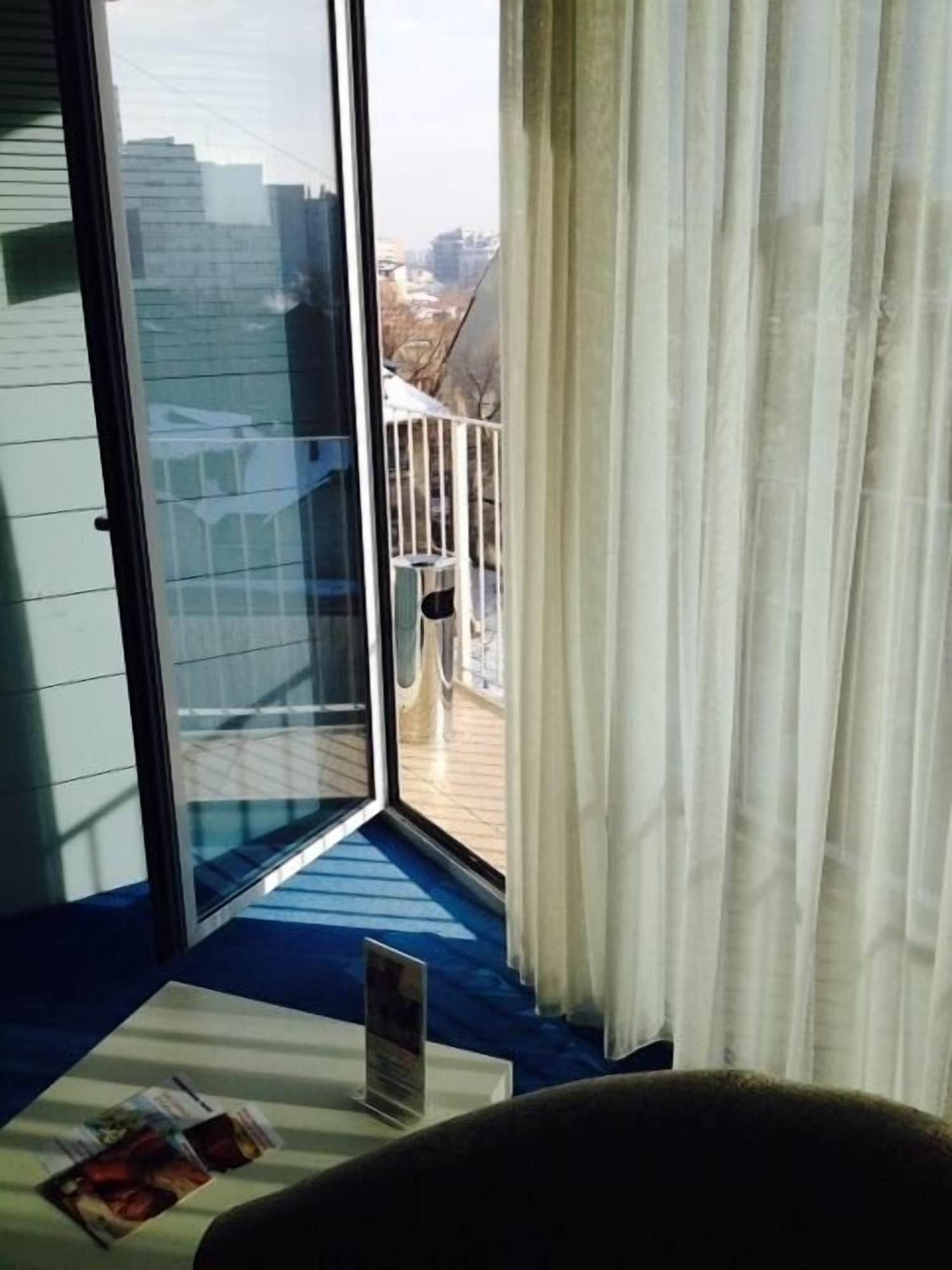 Marshal Garden Hotel Bukares Bagian luar foto A balcony on a cruise ship
