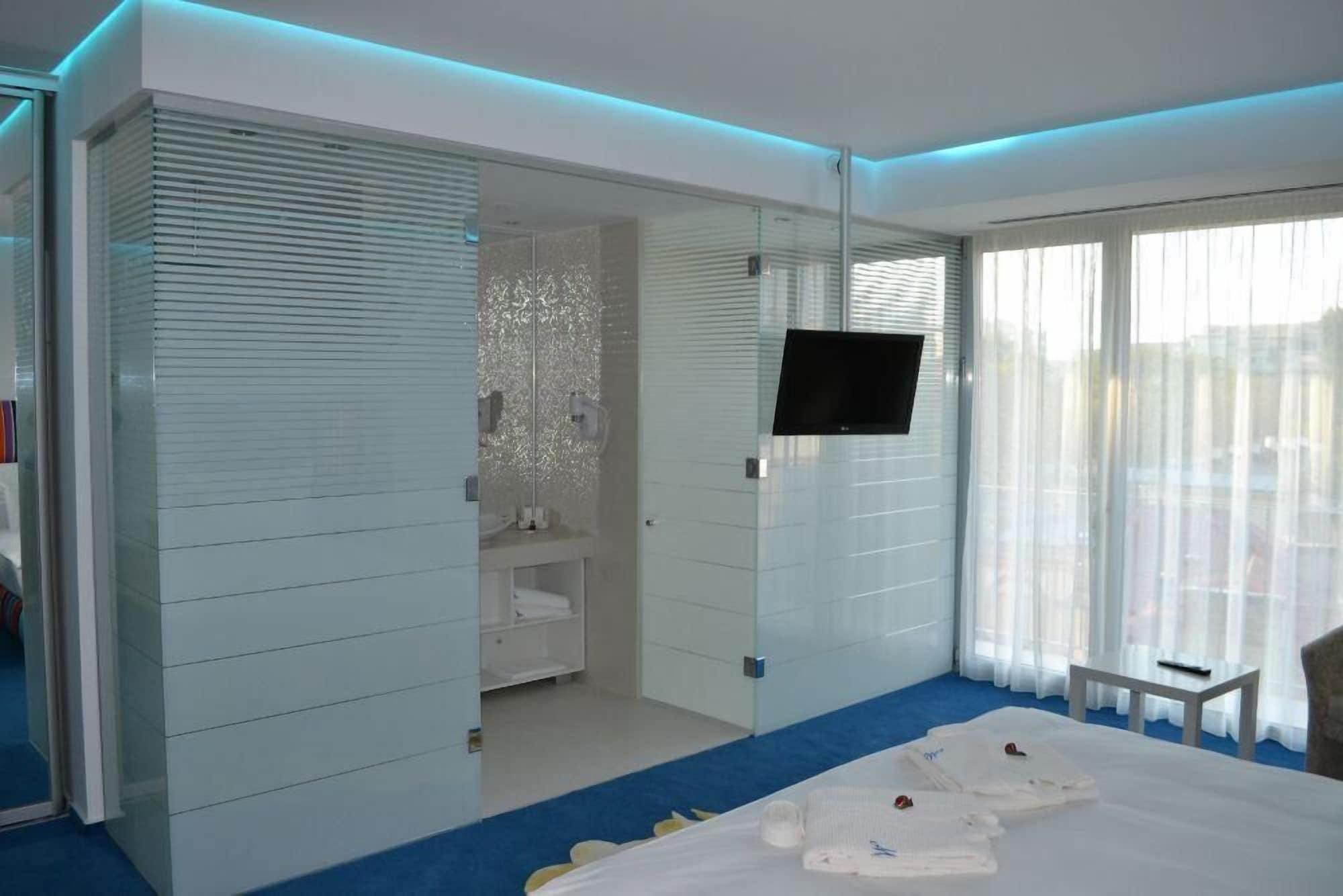 Marshal Garden Hotel Bukares Bagian luar foto A glass shower enclosure