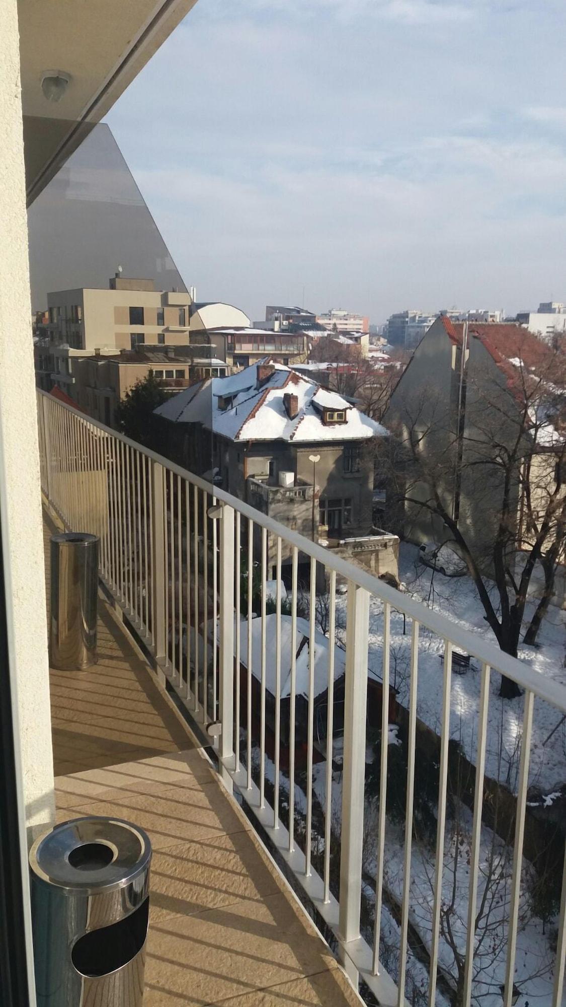 Marshal Garden Hotel Bukares Bagian luar foto A balcony in Vienna