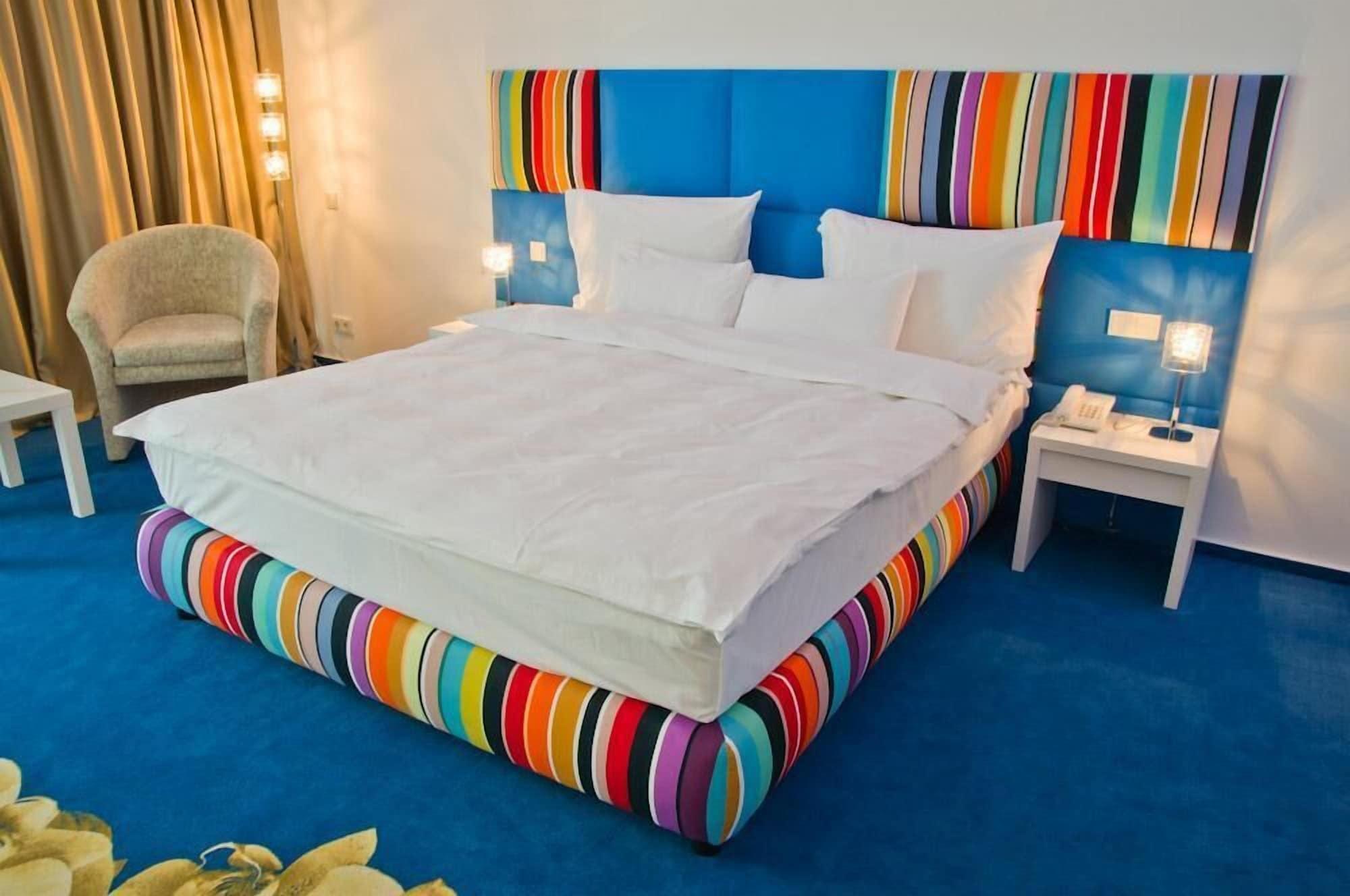 Marshal Garden Hotel Bukares Ruang foto A bed