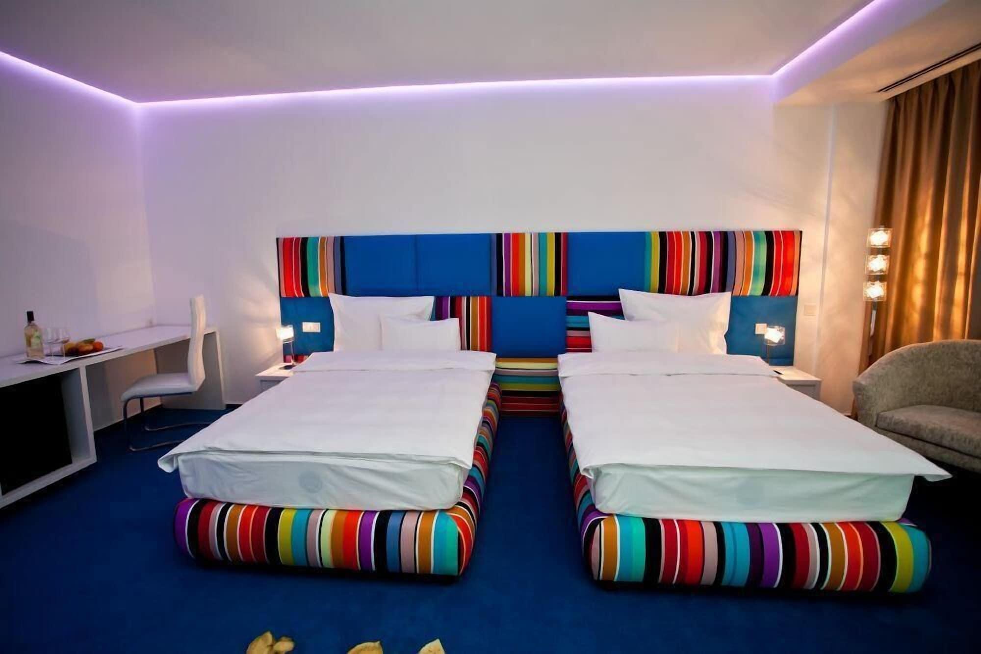 Marshal Garden Hotel Bukares Ruang foto A room at the hotel