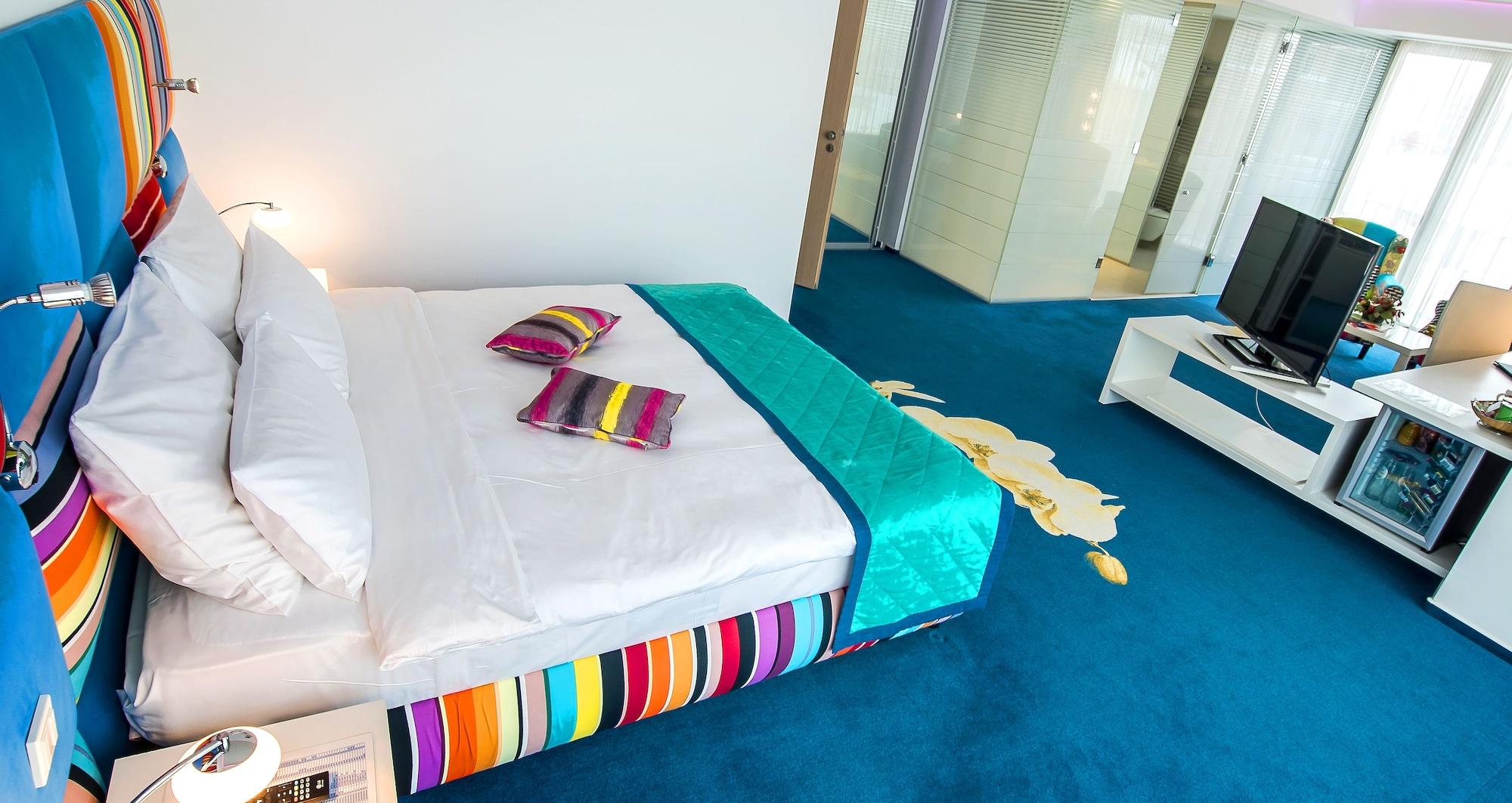 Marshal Garden Hotel Bukares Bagian luar foto A bedroom at the hotel