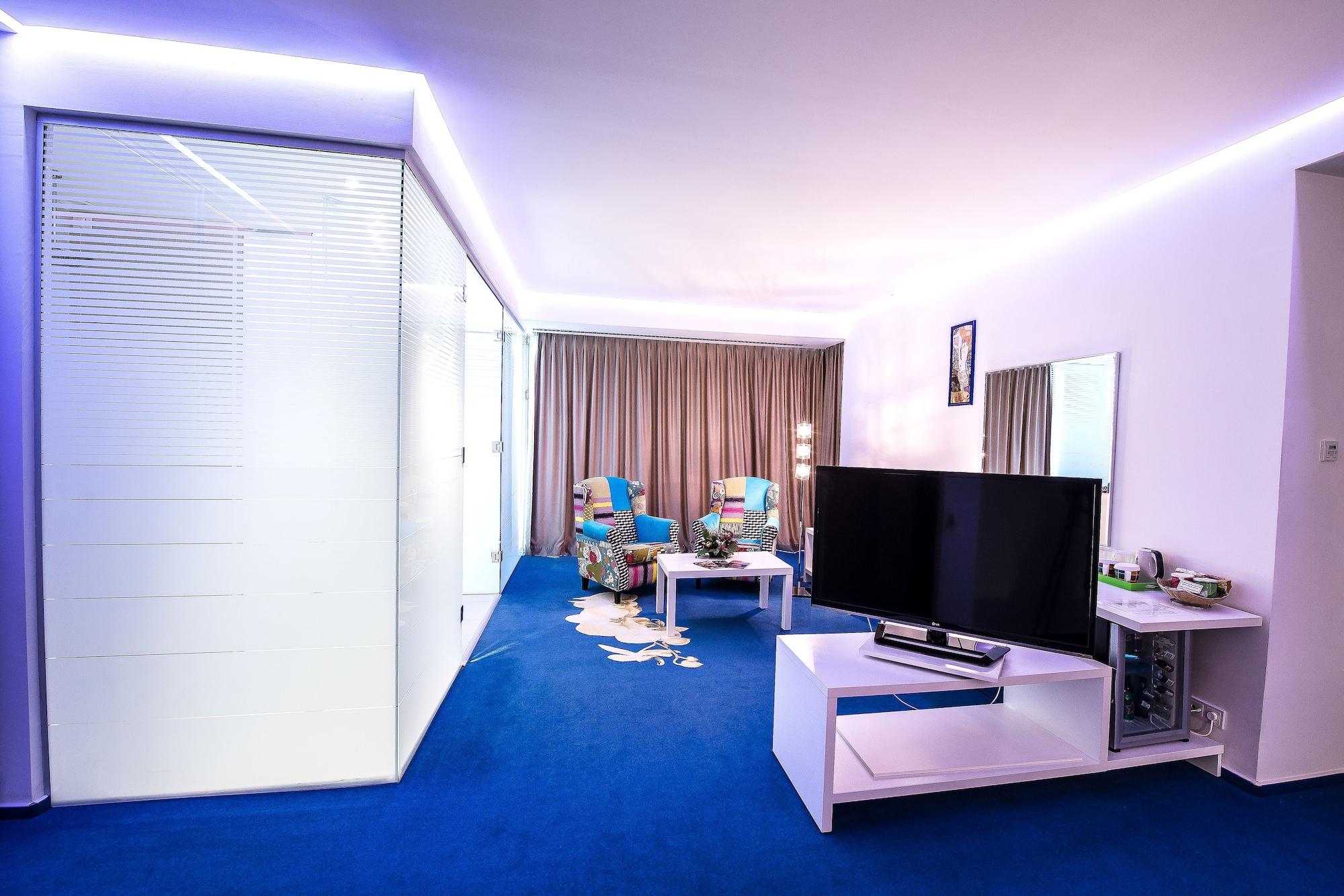 Marshal Garden Hotel Bukares Bagian luar foto A room at the hotel