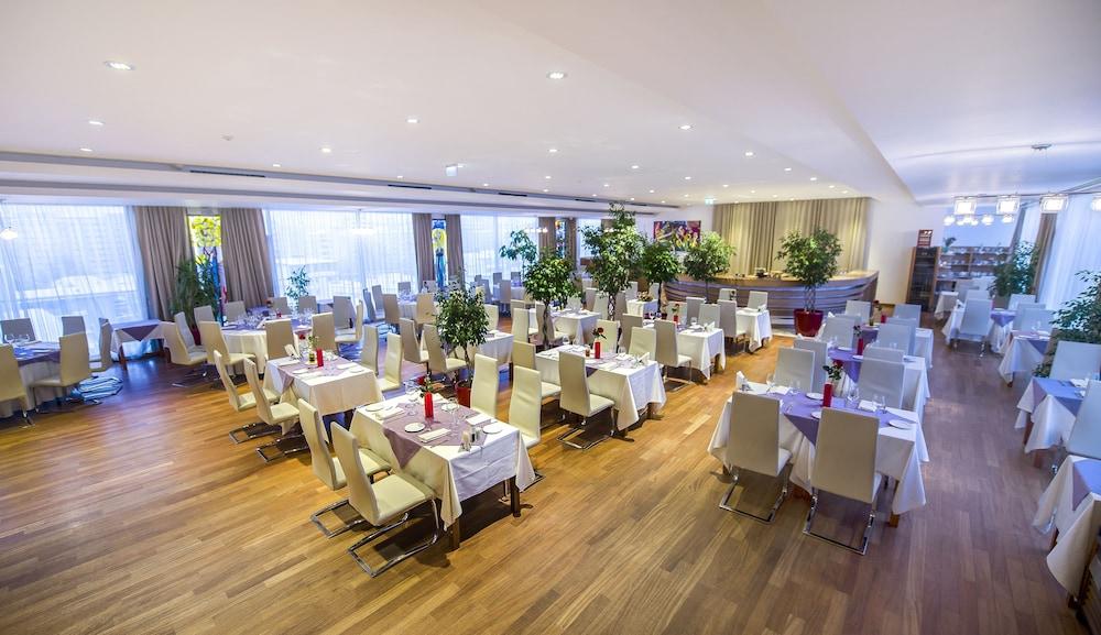 Marshal Garden Hotel Bukares Bagian luar foto The restaurant
