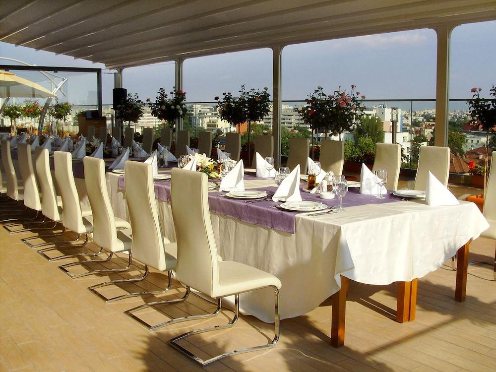 Marshal Garden Hotel Bukares Bagian luar foto The Sky Bar