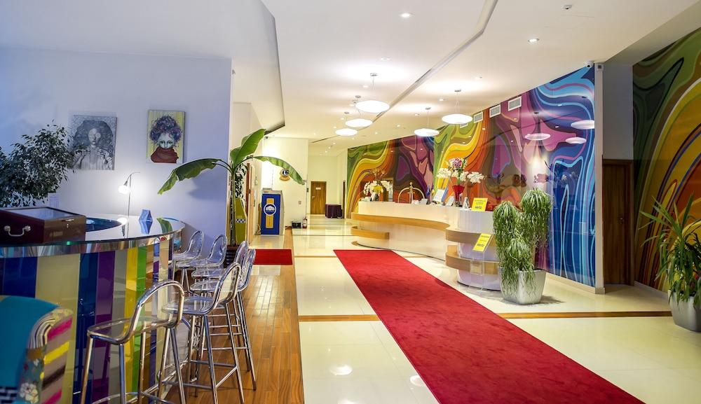 Marshal Garden Hotel Bukares Bagian luar foto Lobby of the hotel