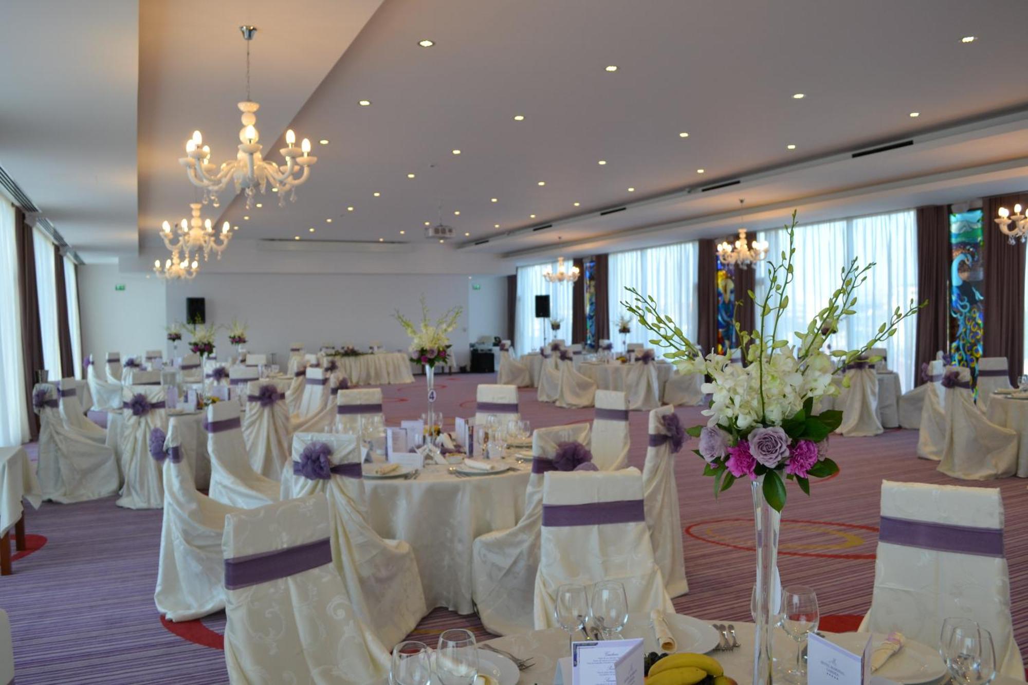 Marshal Garden Hotel Bukares Restoran foto A wedding reception at the InterContinental Budapest