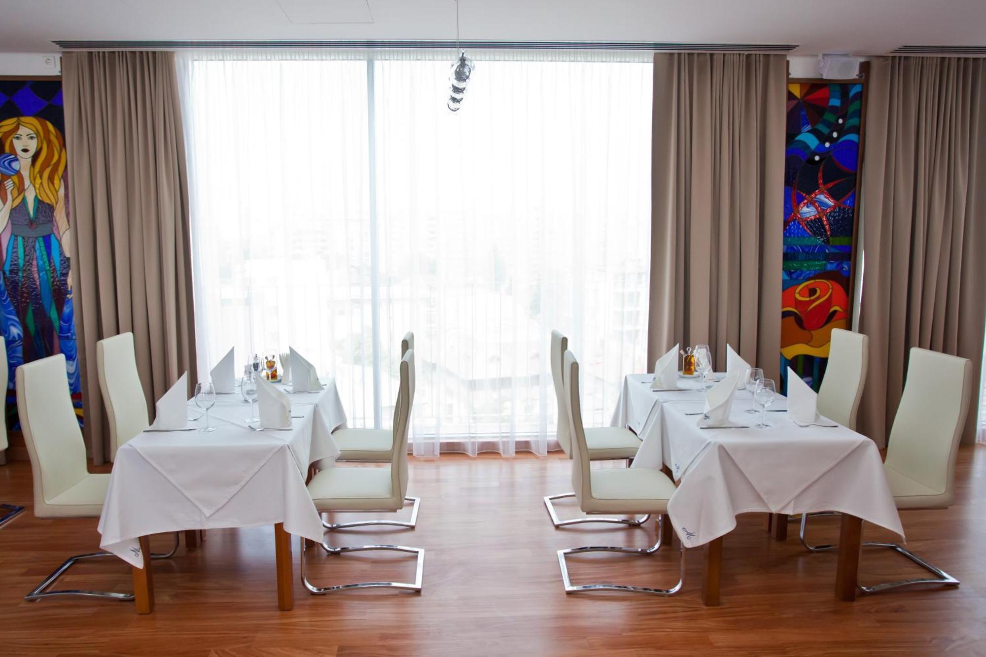 Marshal Garden Hotel Bukares Bagian luar foto Restaurant