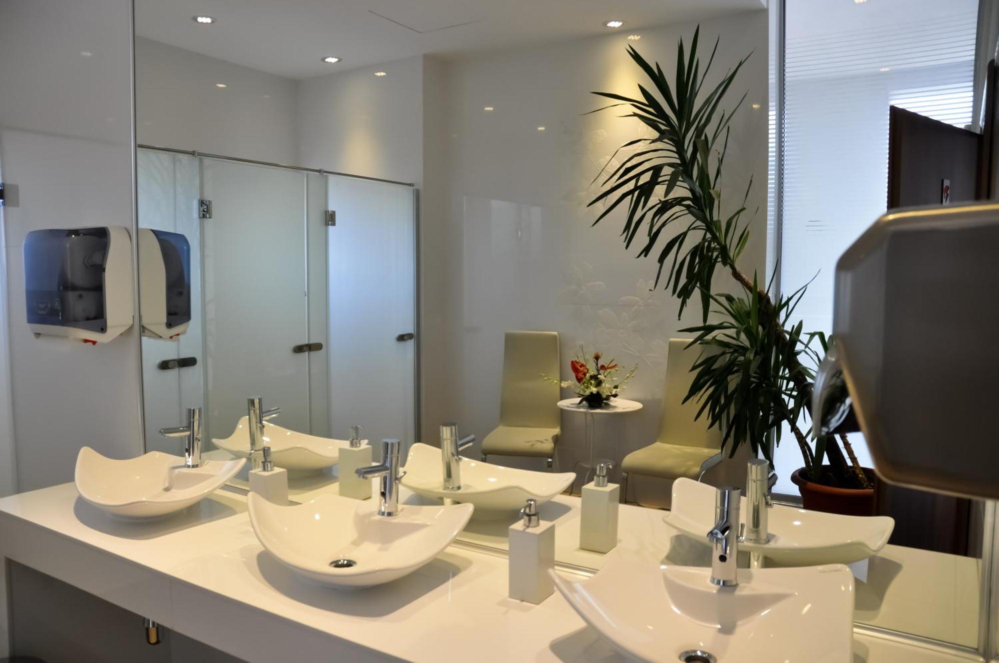 Marshal Garden Hotel Bukares Bagian luar foto A modern bathroom