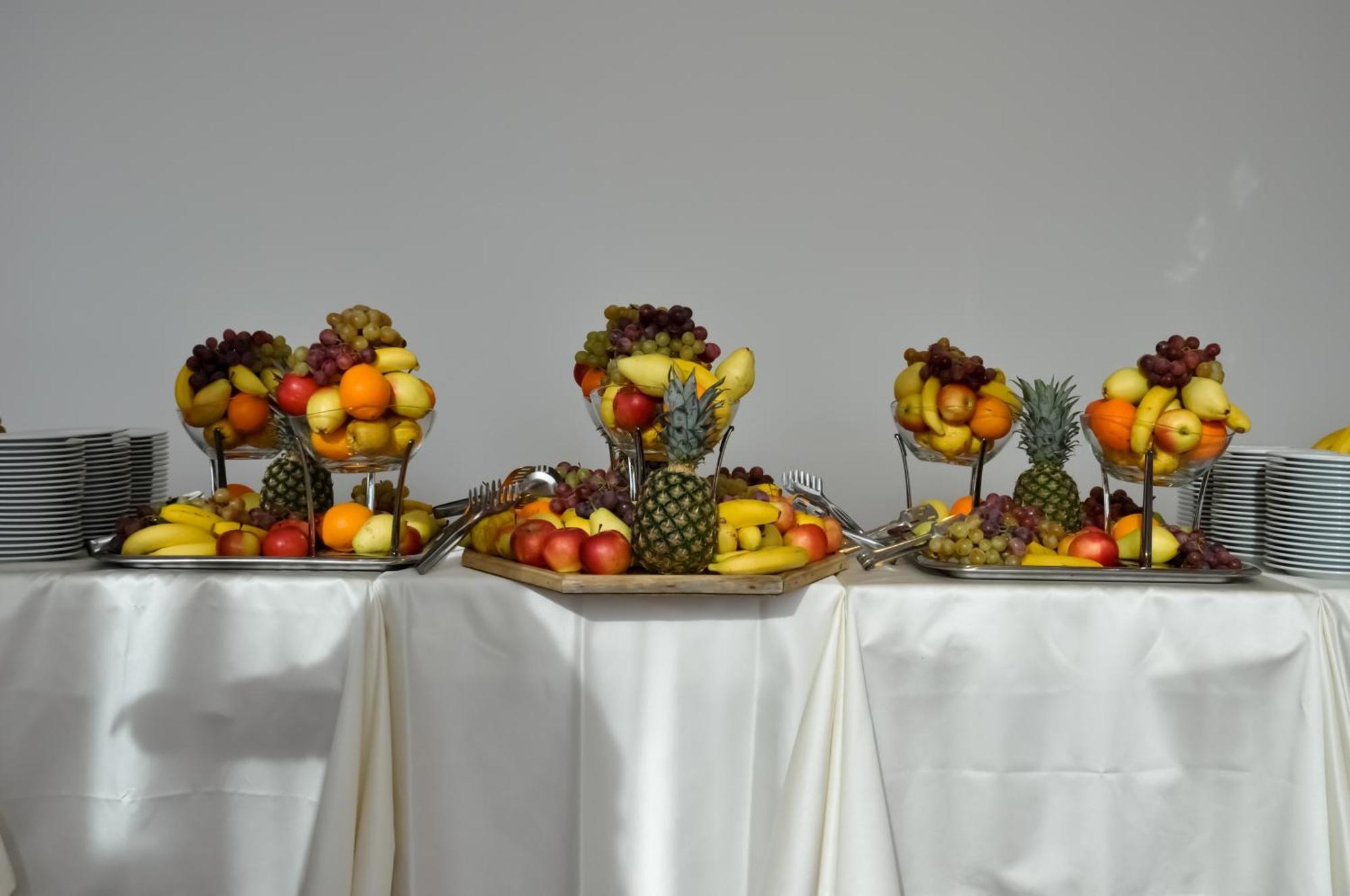 Marshal Garden Hotel Bukares Bagian luar foto Fruit salad