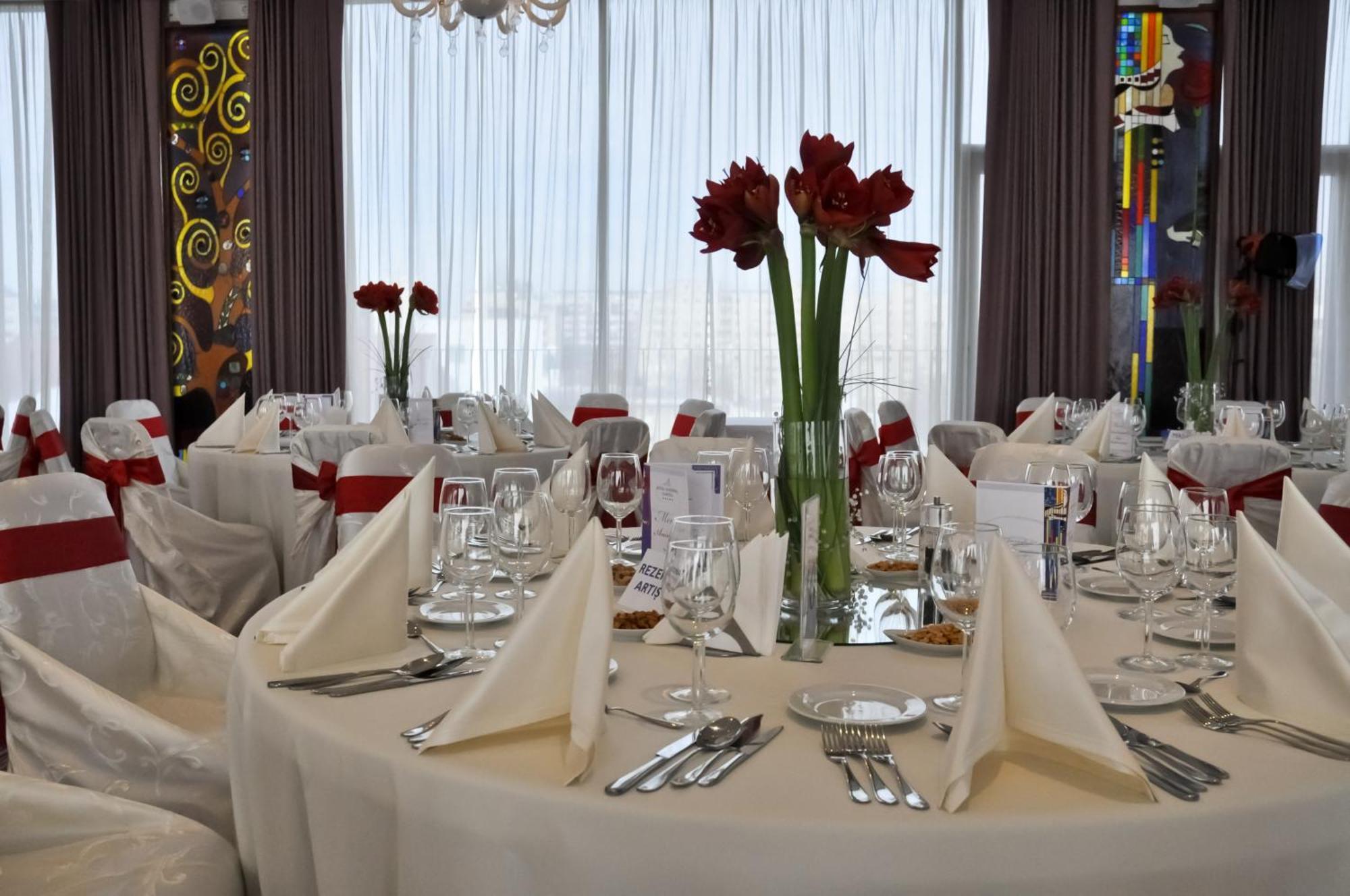 Marshal Garden Hotel Bukares Bagian luar foto A table set for a formal dinner