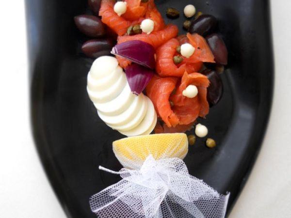 Marshal Garden Hotel Bukares Bagian luar foto Salmon and egg salad