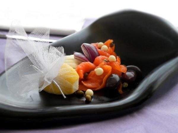 Marshal Garden Hotel Bukares Bagian luar foto A salad of olives, red peppers, and lemon