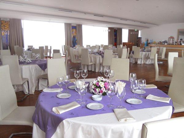 Marshal Garden Hotel Bukares Bagian luar foto Restaurant