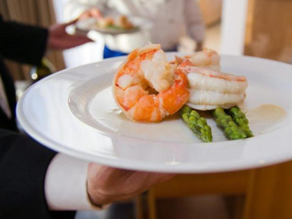Marshal Garden Hotel Bukares Bagian luar foto A waiter serving a plate of food