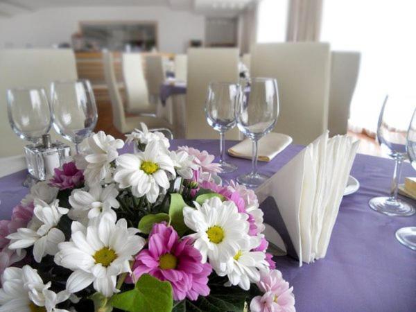 Marshal Garden Hotel Bukares Bagian luar foto A table set for a wedding reception