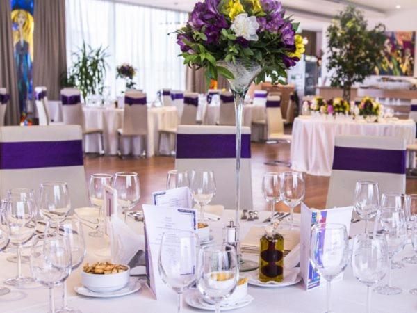 Marshal Garden Hotel Bukares Bagian luar foto A table set for a wedding reception