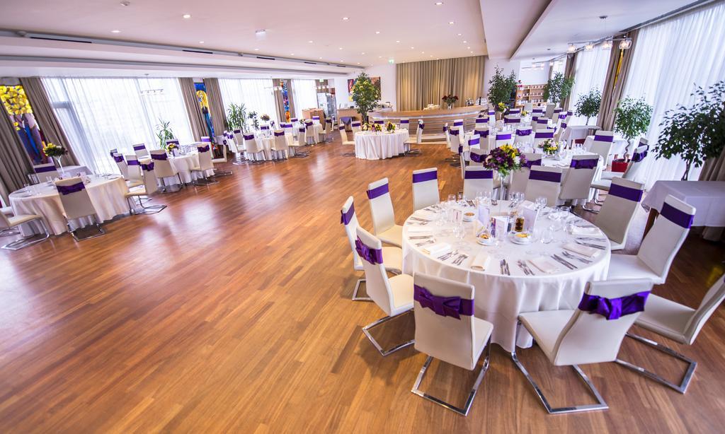 Marshal Garden Hotel Bukares Bagian luar foto The ballroom at the hotel