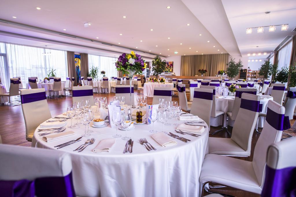 Marshal Garden Hotel Bukares Bagian luar foto The Long Room at Lord's Cricket Ground