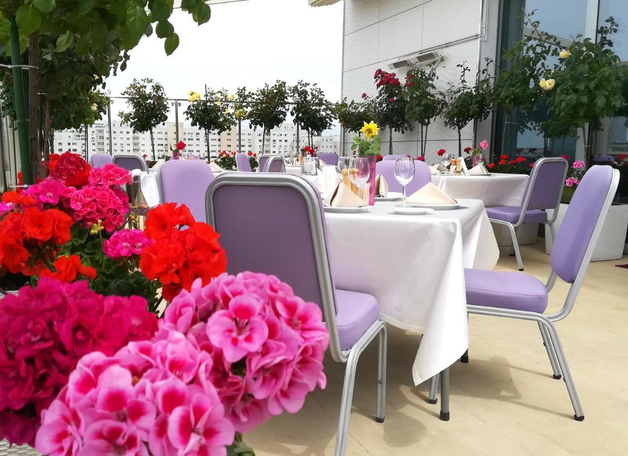 Marshal Garden Hotel Bukares Bagian luar foto The terrace of the restaurant