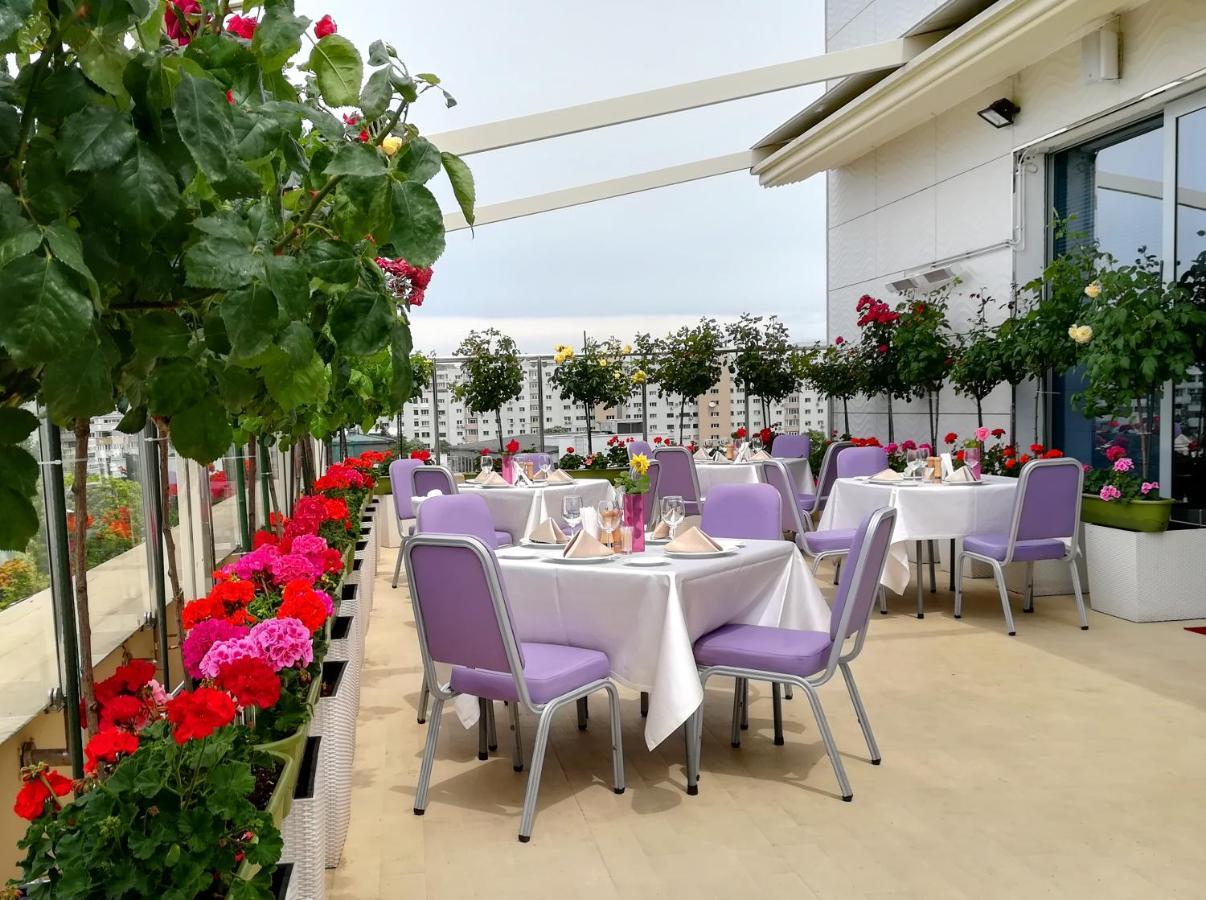 Marshal Garden Hotel Bukares Bagian luar foto The terrace of the restaurant
