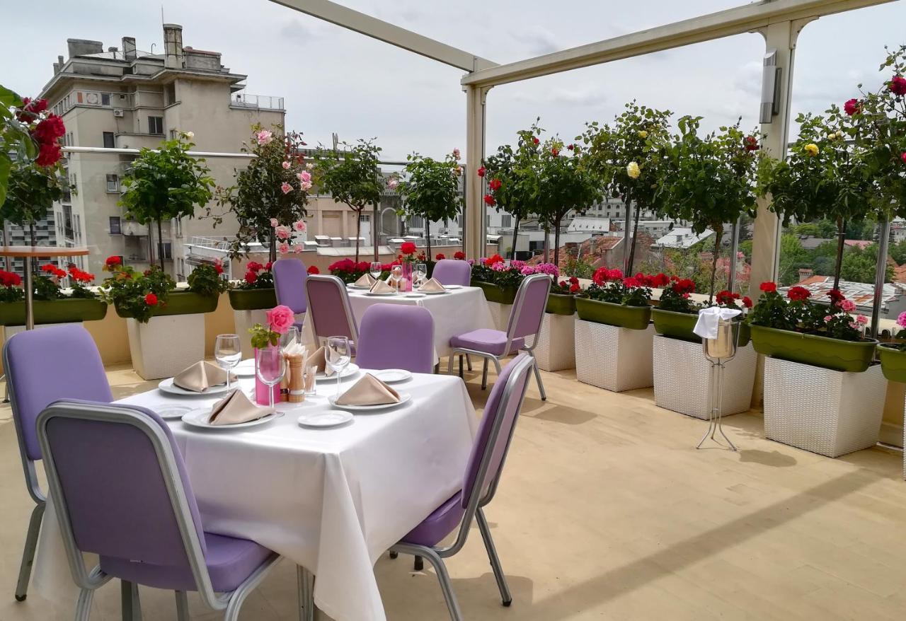 Marshal Garden Hotel Bukares Bagian luar foto The rooftop terrace