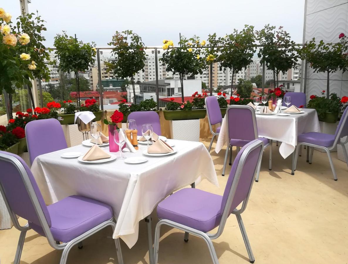 Marshal Garden Hotel Bukares Bagian luar foto The rooftop garden