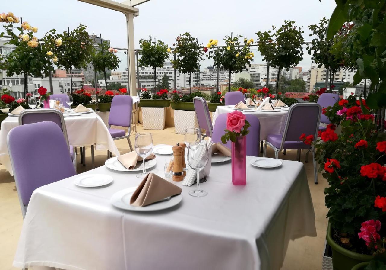 Marshal Garden Hotel Bukares Bagian luar foto The Terrace