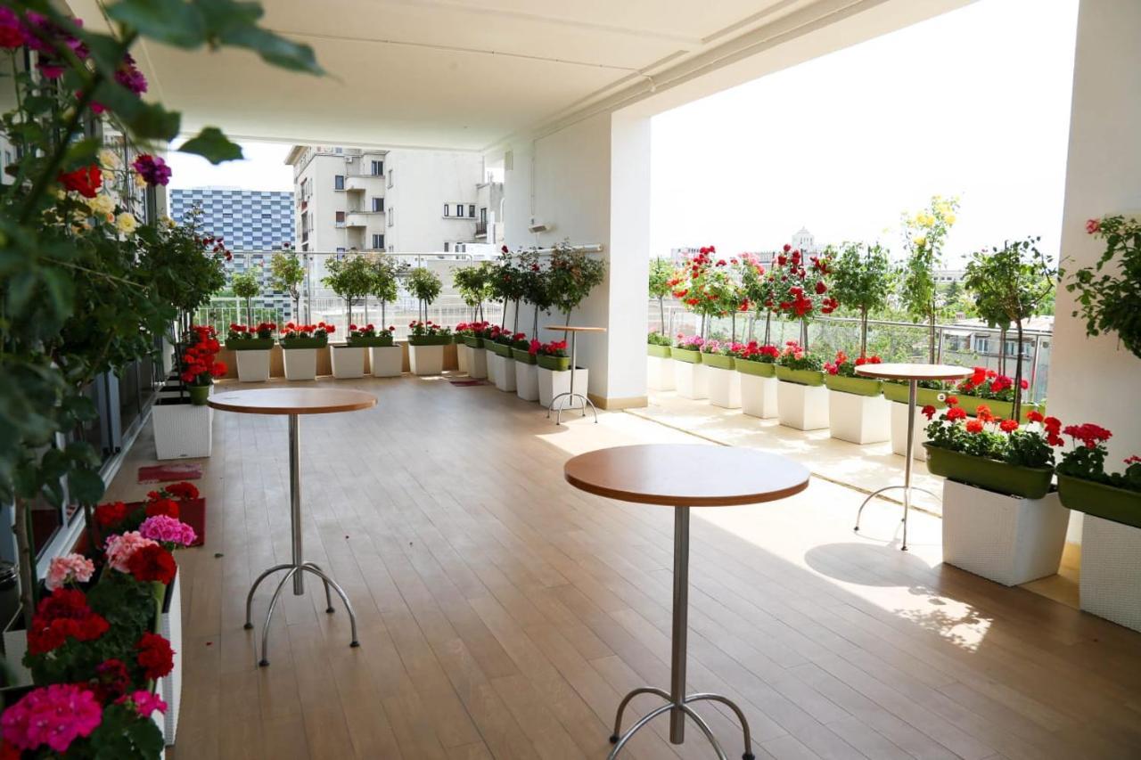 Marshal Garden Hotel Bukares Bagian luar foto The balcony of the 101st floor
